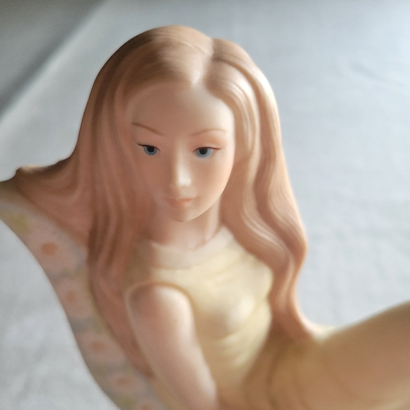 Goebel Collectors Society  Figurine "Awakening" signed by artist Laszlo Ispanky - Picture 2 of 6